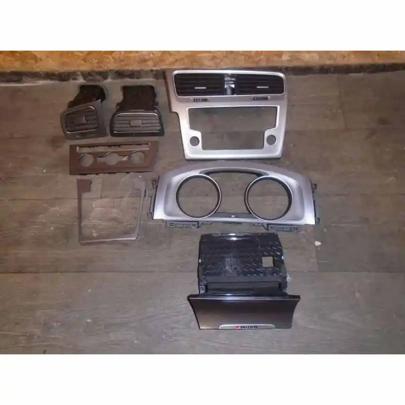 Aktuální dekorace palubní desky + výdechy ventilace VW Golf VII 5G0 - lehce poškrábaná