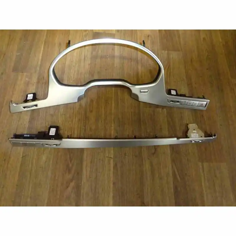 dekorace palubní desky (broušený hliník) AUDI A8 4H0 (lift)4H1853173V58 - poškrábaná Vysoce Kvalitní