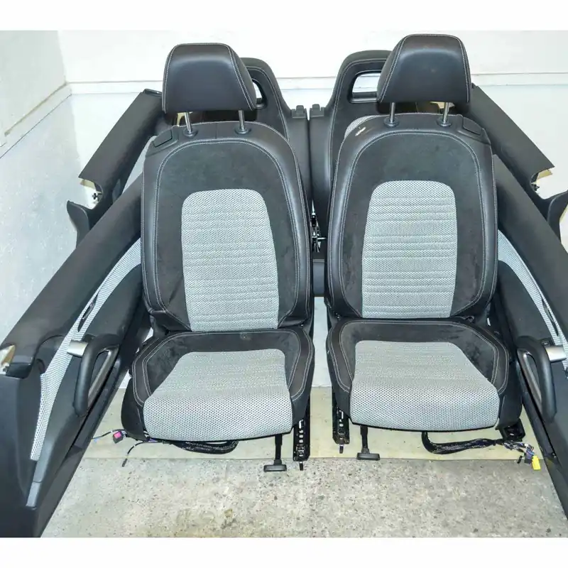 Zlevněný interiér - kůže/látka, přední výhřev + panely sloupků + stropnice VW Scirocco 1K8