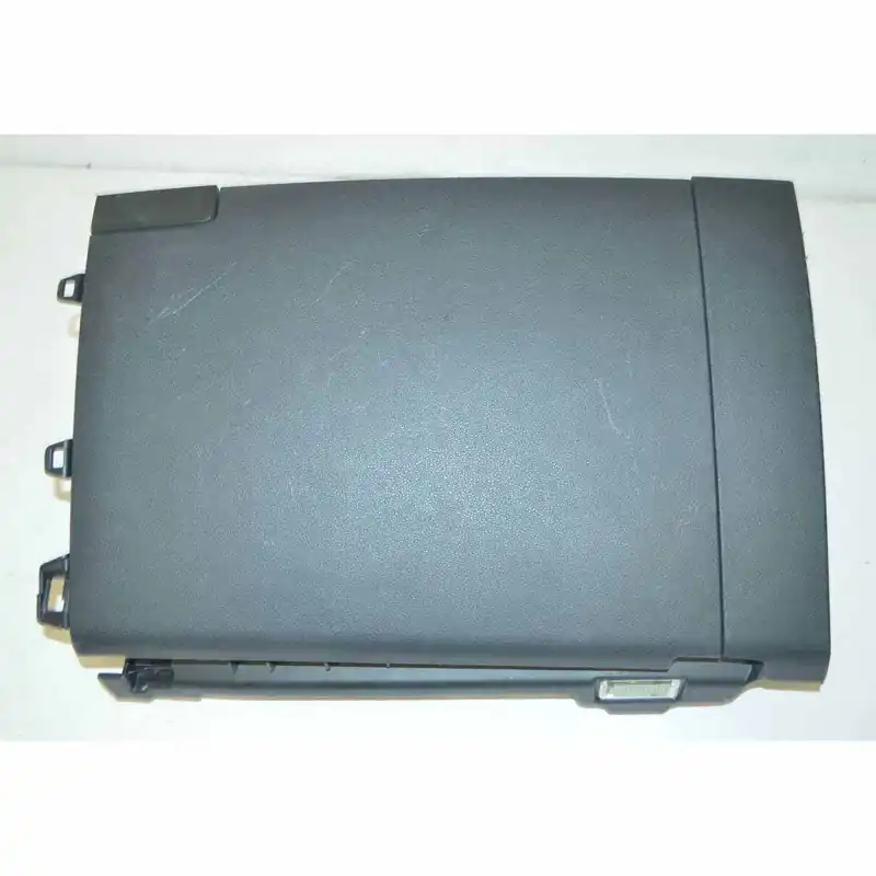 Sleva kastlík spolujezdce ŠKODA Karoq 57A57B857097G9B9 - poškrábaný