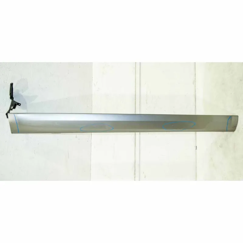 Zlevněný prahová lišta pravá ŠKODA Yeti lift 5L0 5L0853856B - poškozený lak