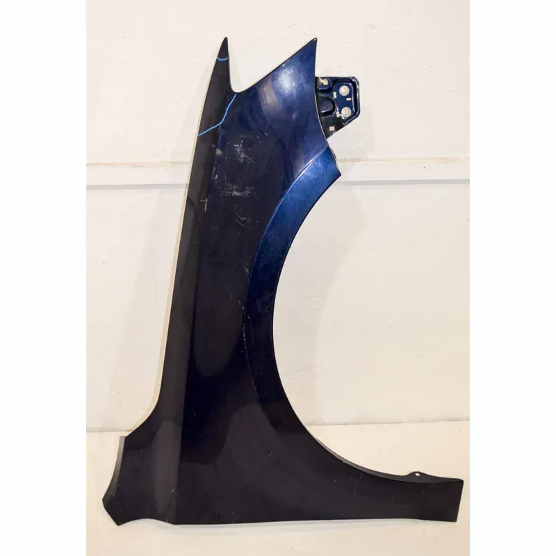 Zlevněný blatník přední pravý VW Jetta 5C (lift) 2011-185C6821106A - poškozený