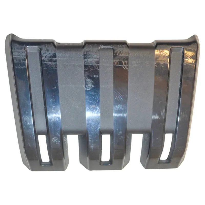 středová krytka masky - pro radar ŠKODA Kamiq 658658853655 - poškrábaná Rychlé Dodání