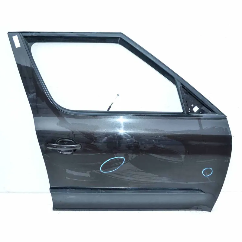 dveře pravé přední ŠKODA Yeti lift 5L05L0831312B - lehce poškozené Zlevněný