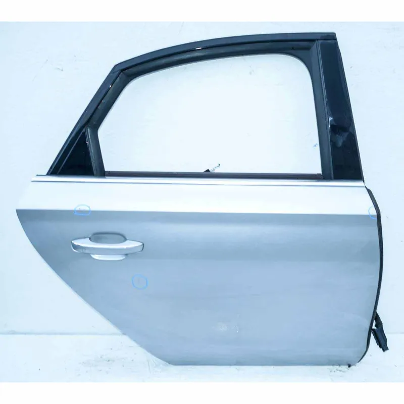 Časově Omezené dveře zadní pravé - elektrická roletka AUDI A8 4H0 (lift)4H0833052C - poškrábaný lak