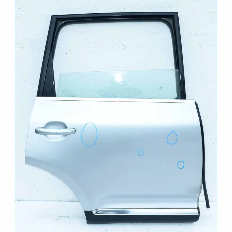 zadní dveře pravé VW Touareg 7LA 7L67L0833056M - poškrábaný lak Objednat Nyní