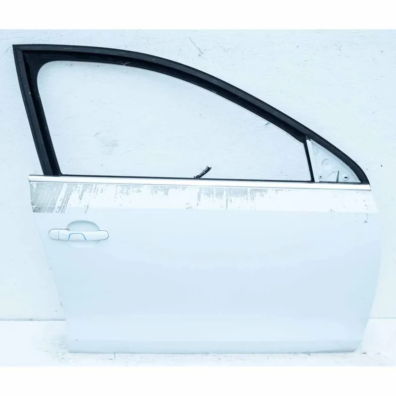 Aktuální dveře přední pravé VW Jetta 5C lift5C6831056G5C6831056K - poškrábaný lak