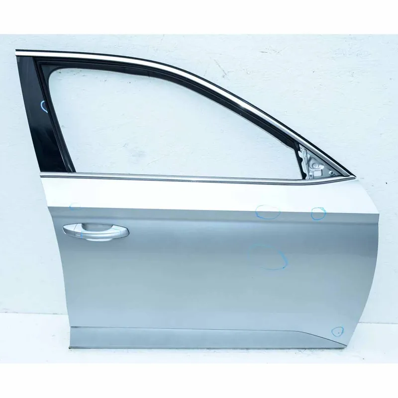 dveře přední pravé ŠKODA Superb III 3V0 - chybí spodní lišta, poškrábaný lak Časově Omezené