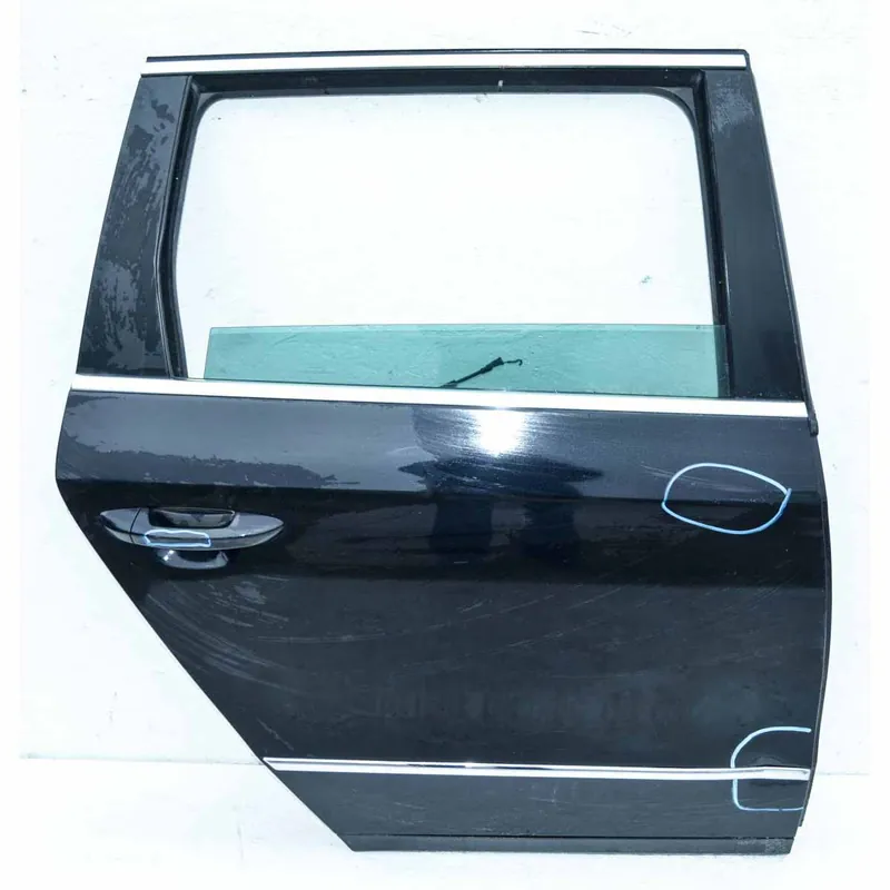 Akční Nabídka dveře zadní pravé VW Passat B6 3C0 combi3C9833056D - poškozené