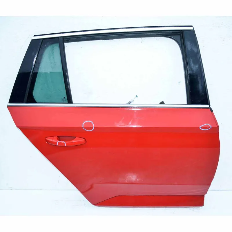 dveře zadní pravé ŠKODA Superb III 3V0 combi - poškrábaný lak Cenový Hit
