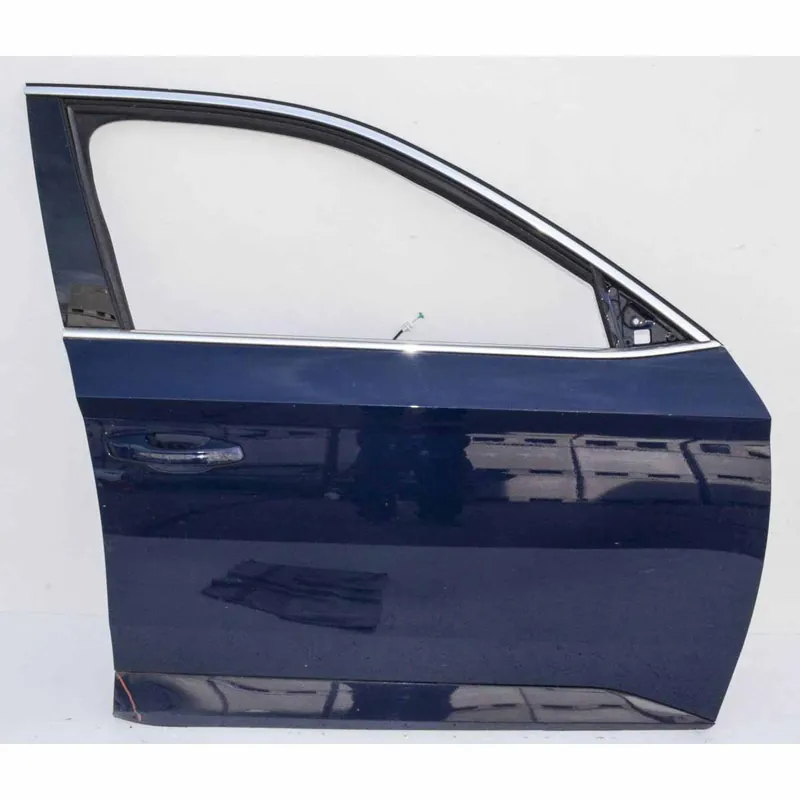 dveře přední pravé ŠKODA Superb III 3V03V0831312A - poškozené Oblíbený