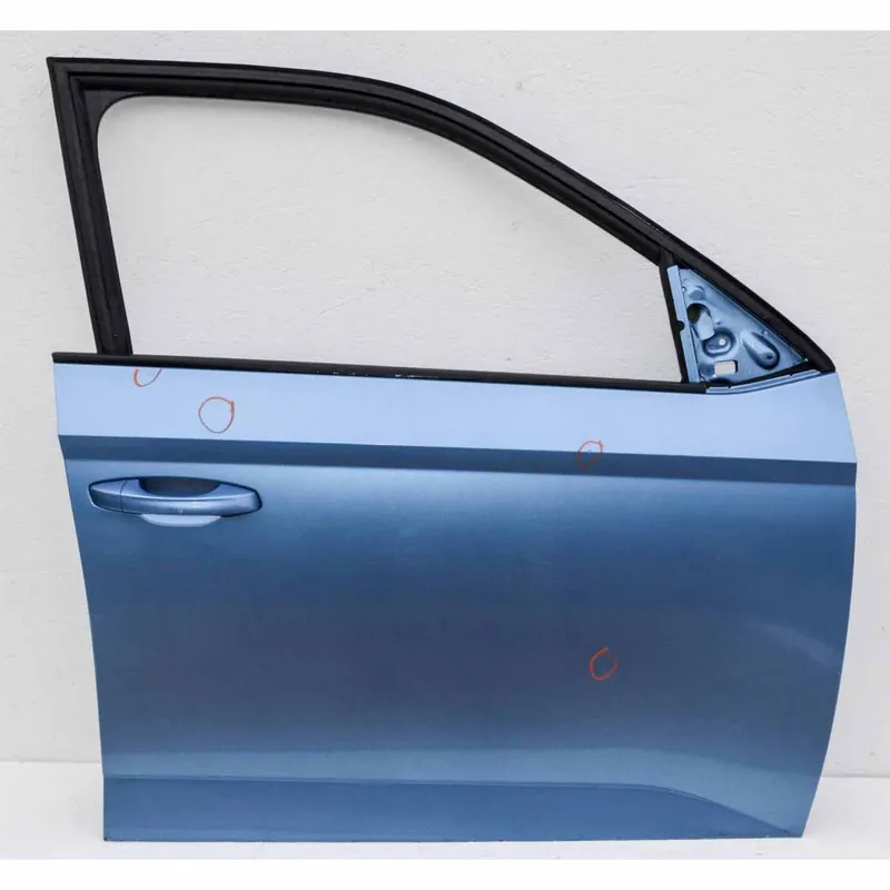 Značkový dveře přední pravé ŠKODA Fabia III 6V06V0831312 - lehce poškozené