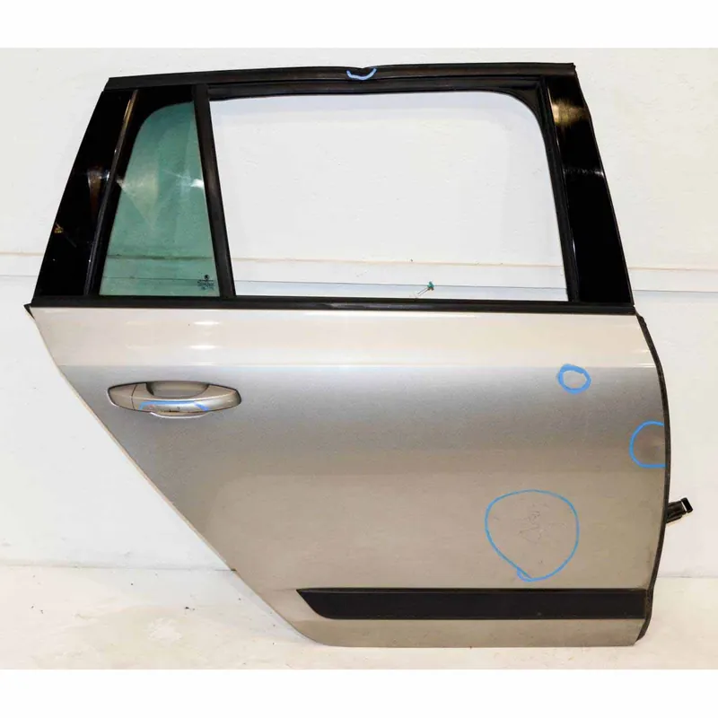 dveře zadní pravé ŠKODA Octavia III Scout 5E0 combi - poškrábané, poškozené Hit Sezóny