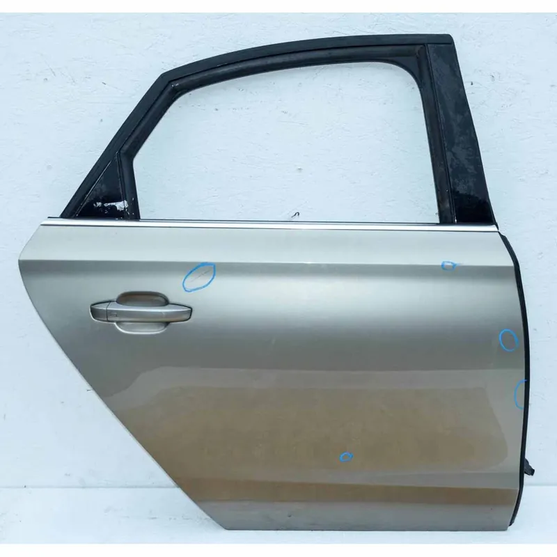Aktuální dveře zadní pravé AUDI A8 4H0 010- - poškrábaný lak