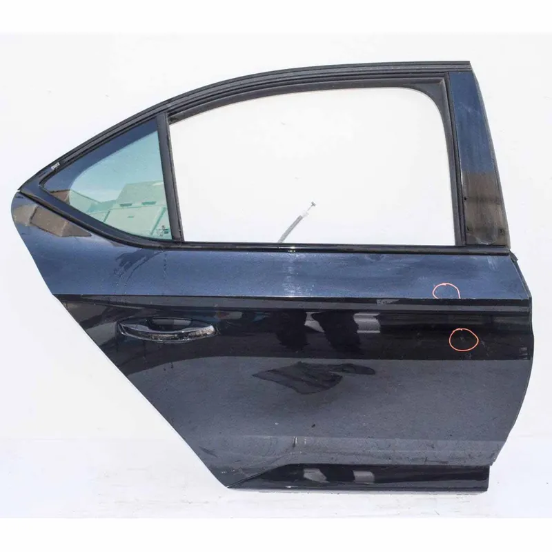 Dokud Zásoby Vydrží dveře pravé zadní ŠKODA Superb III 3V0 sedan Sportline - lehce poškozené, bez horní lišty