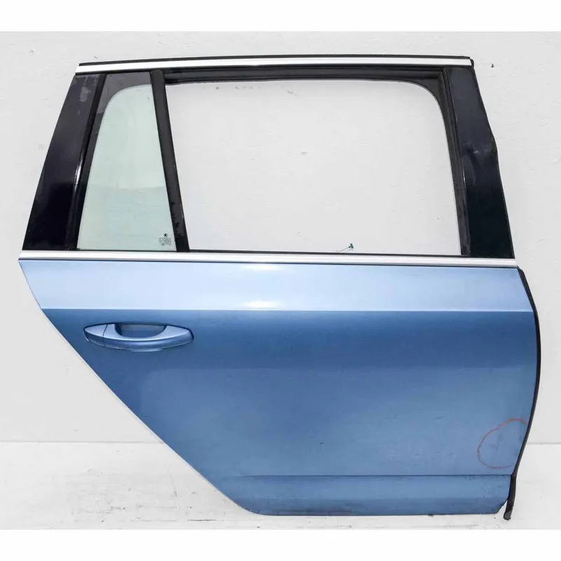 Značkový dveře pravé zadní ŠKODA Octavia III 5E0 combi5E9833312 - poškozené