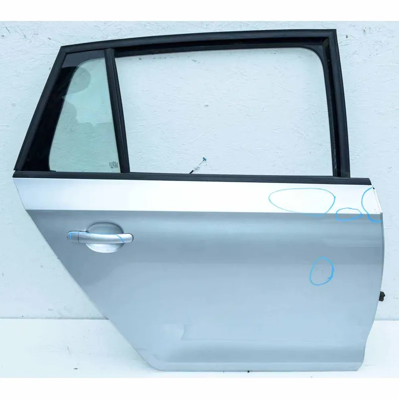 dveře zadní pravé ŠKODA Rapid 5JA lift Spaceback5JJ833312 - poškrábaný lak Cenově Výhodný