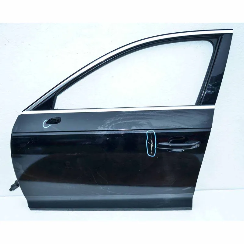 Značkový dveře přední levé AUDI A4 8W0 - poškozené
