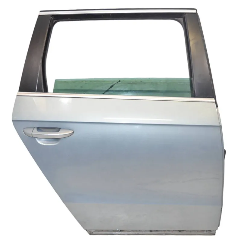 Značkový dveře zadní pravé VW Passat B7 3AA Alltrack combi3AF833056 - lehce poškrábaný lak