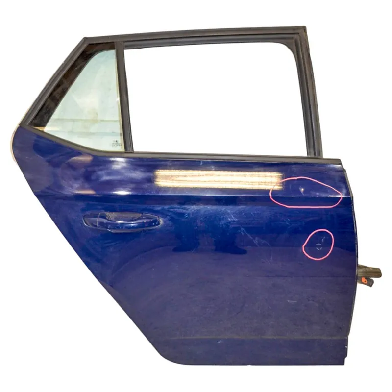 Autentický dveře zadní pravé ŠKODA Fabia III 6V0 HB6V6833312 - poškrábaný lak