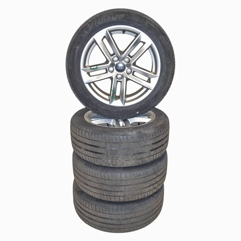 Autentický AUDI A4 8W0 sada kol s pneu 225/50 R17 7,5Jx17H2 ET388W0601025E8Z8 - poškozeno