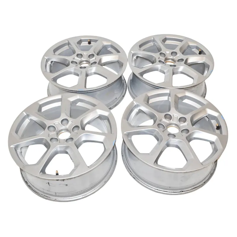 Horká Nabídka AUDI Q2 81A sada kol (ALU disků) 7Jx17H2 ET4581A601025D8Z8 - lehce poškrábané