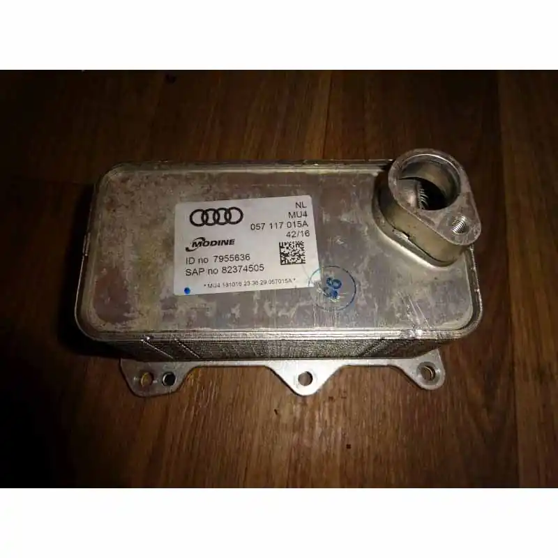 chladič oleje motoru AUDI Q7 4M0 4,0 TDi CZA 310/320 KW057117015A Omezená Nabídka