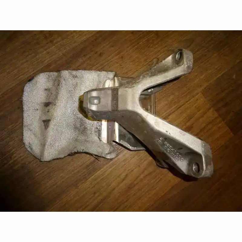 Akce držák motoru levý AUDI Q5 8R0 3,2 FSi CAL8K0199307AS8K0199307BF